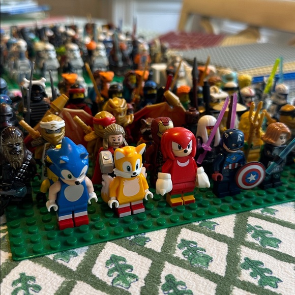 LEGO Minifigure Assortment and Base Plates - Picture 8 of 10
